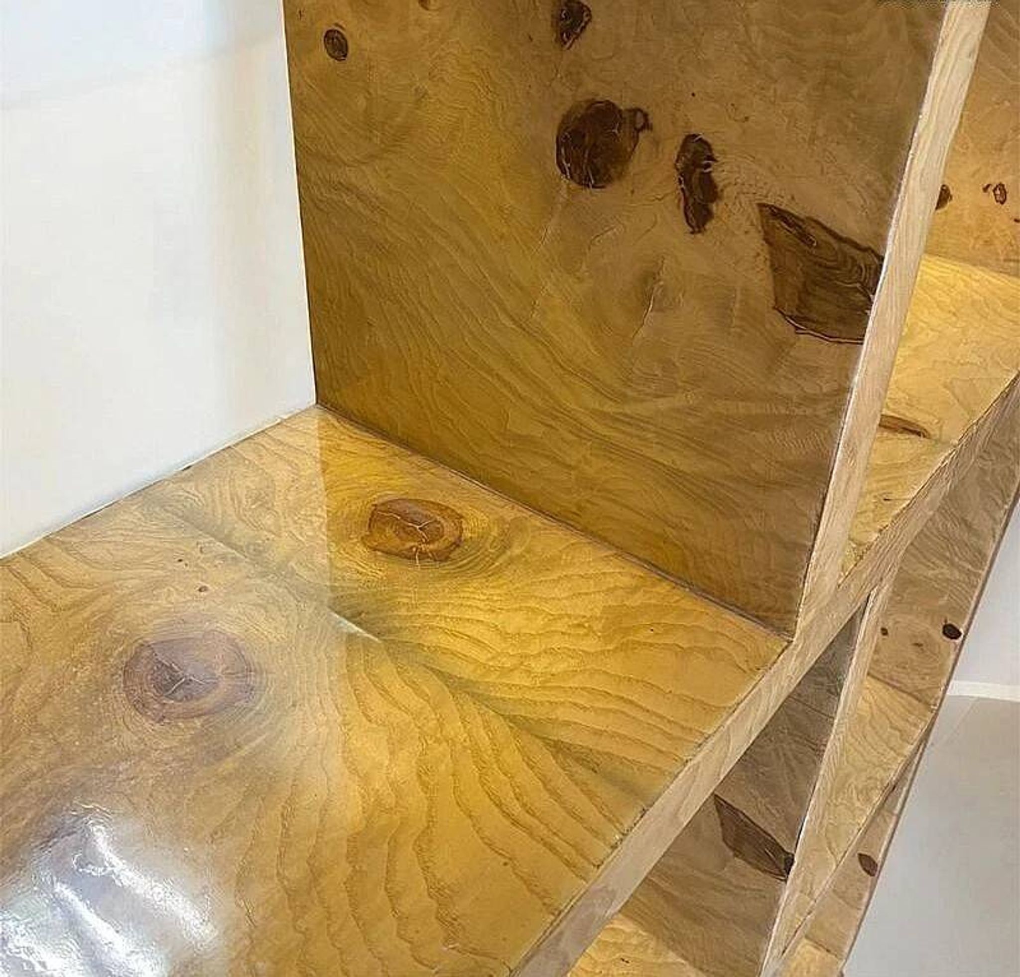 Bibliothèque Art déco en loupe d’orme et bois de hêtre