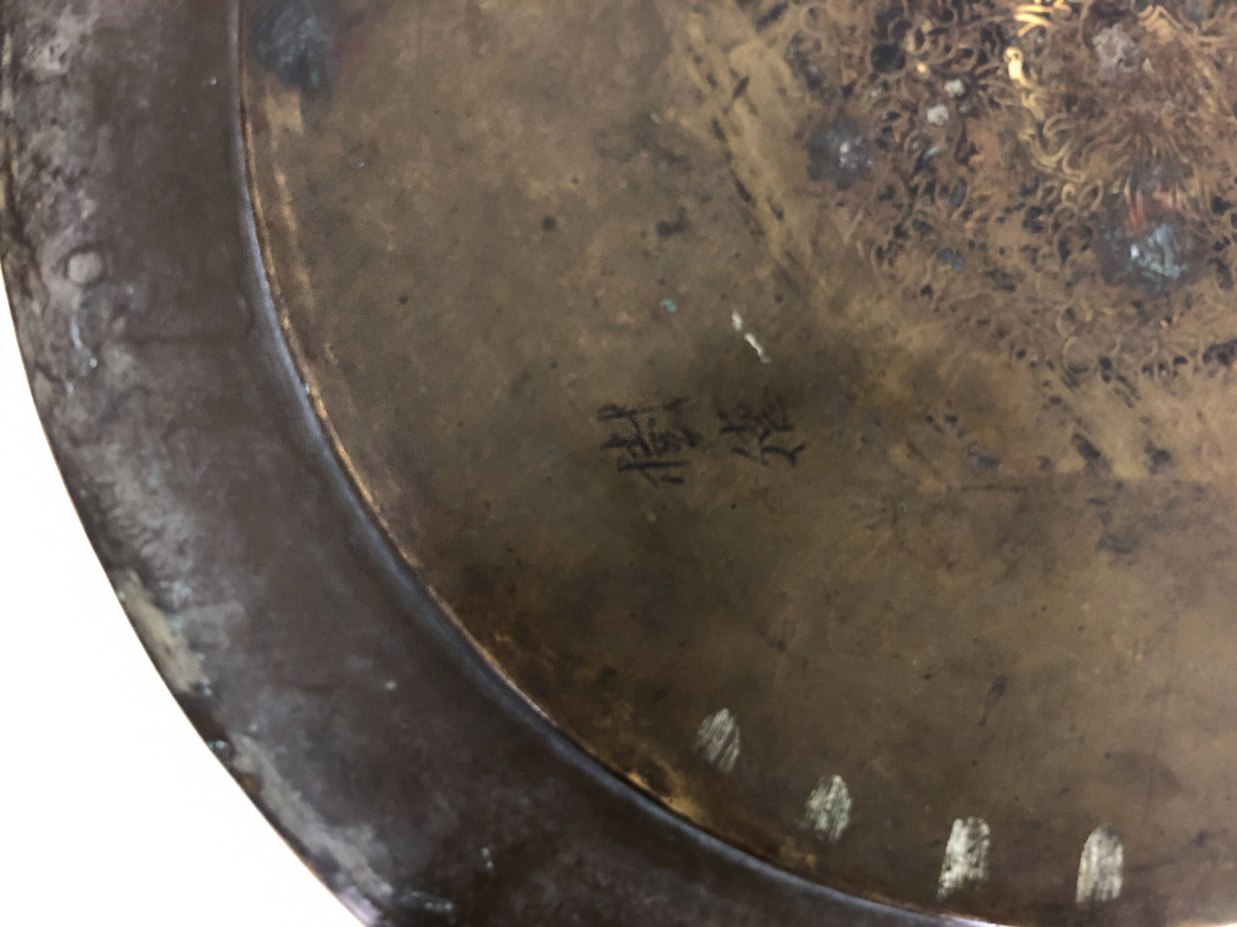 Plateau asiatique ( Laos ou Chine ) en bronze doré. Diamètre : 52,5 cm