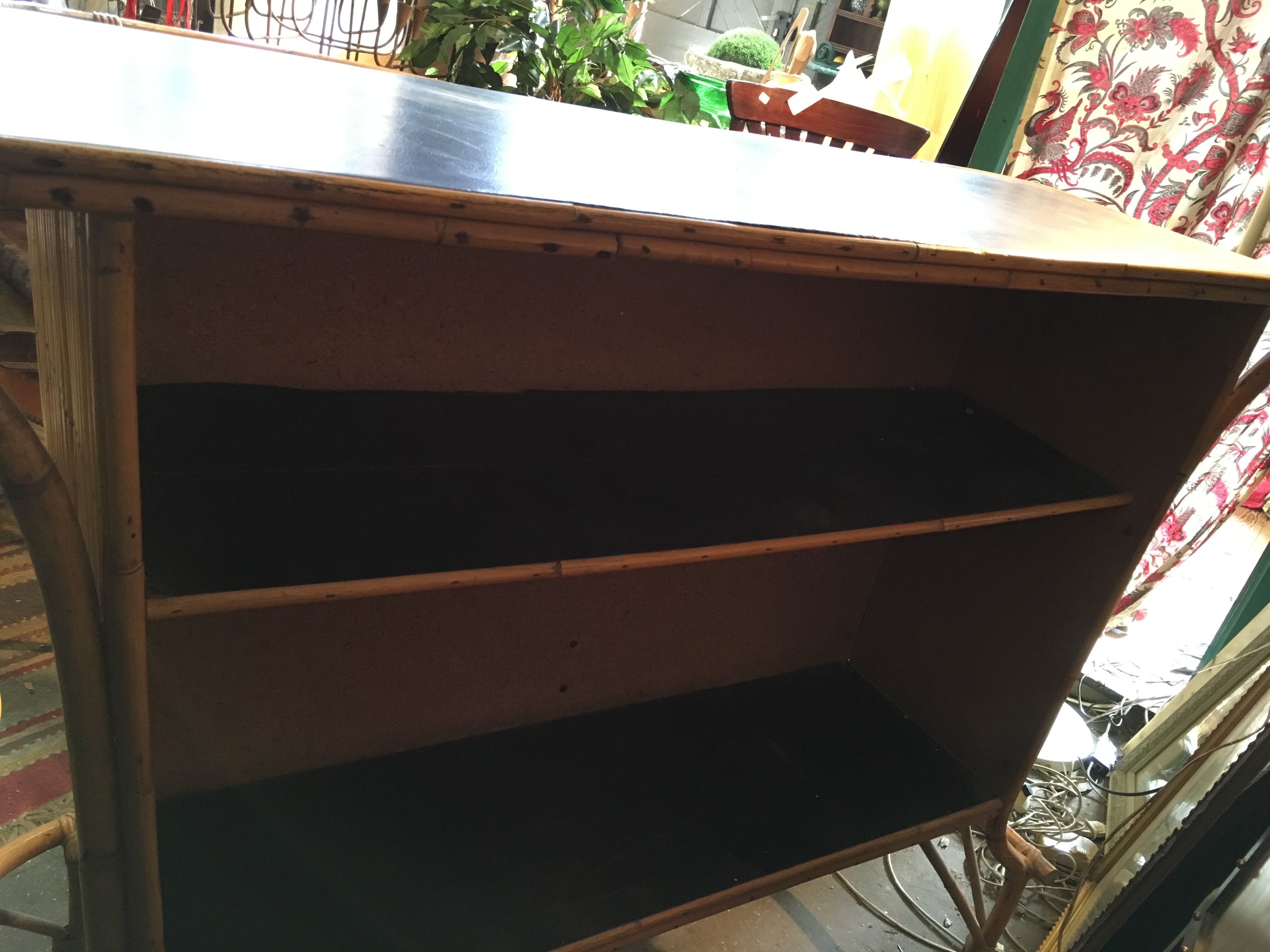 Ensemble bar en rotin bambou et ses 2 tabourets