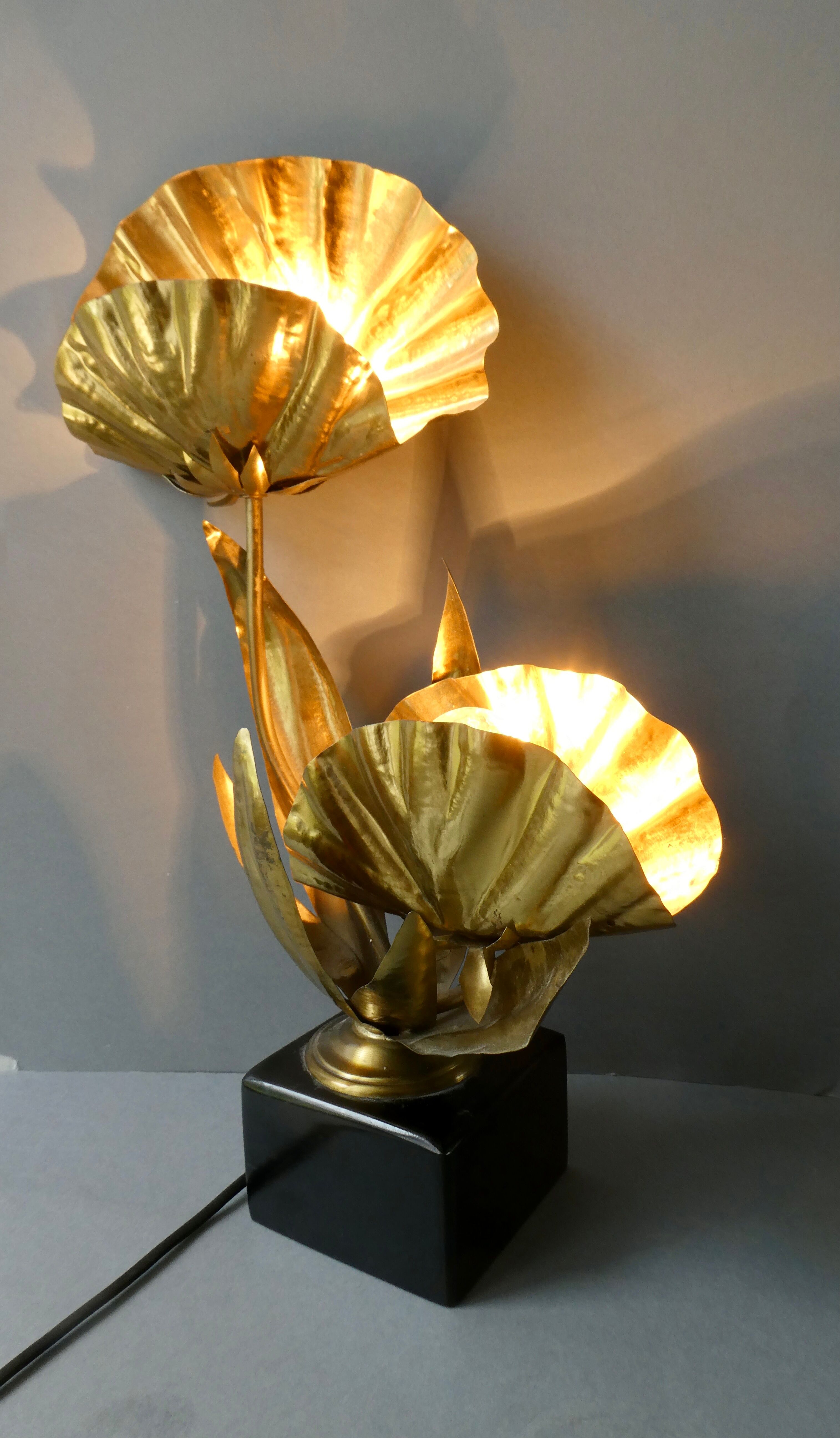 Golden metal flower lamp