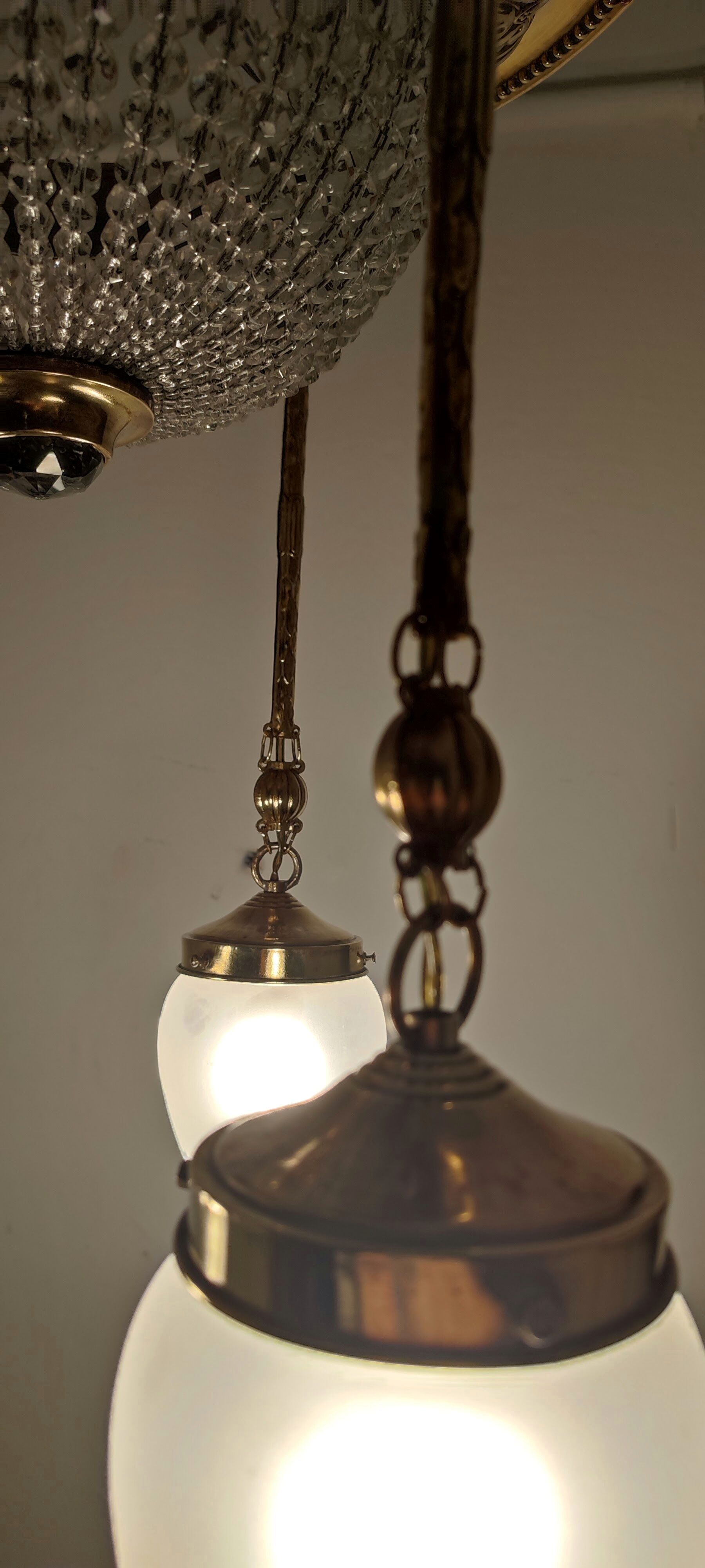 Plafonnier moderniste en laiton et verre, Tchécoslovaquie, années 1900.