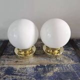 Paire d’appliques globes en opaline blanche