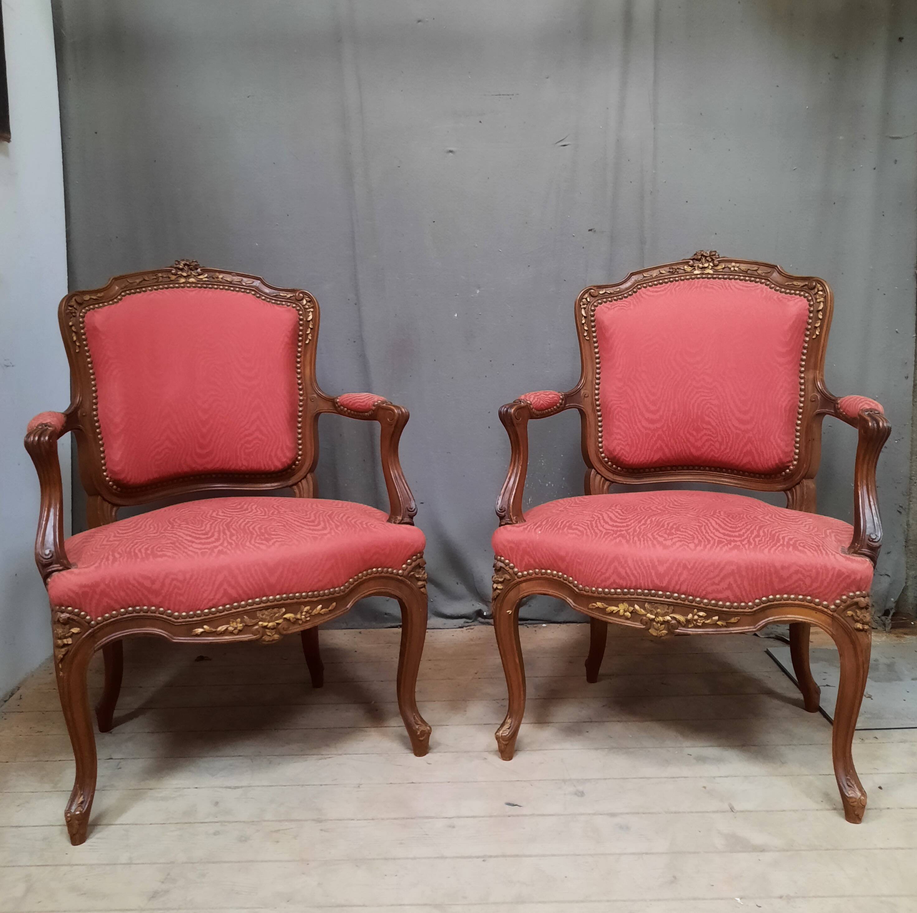 Paire de fauteuils style Louis XV