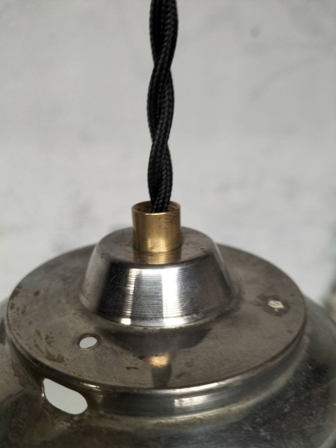 Opaline ball suspension