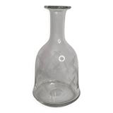Carafe en verre taillé, motif entrecroisé, hauteur 22 cm, numérotée sous la base