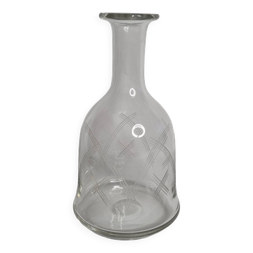 Carafe en verre taillé, motif entrecroisé, hauteur 22 cm, numérotée sous la base
