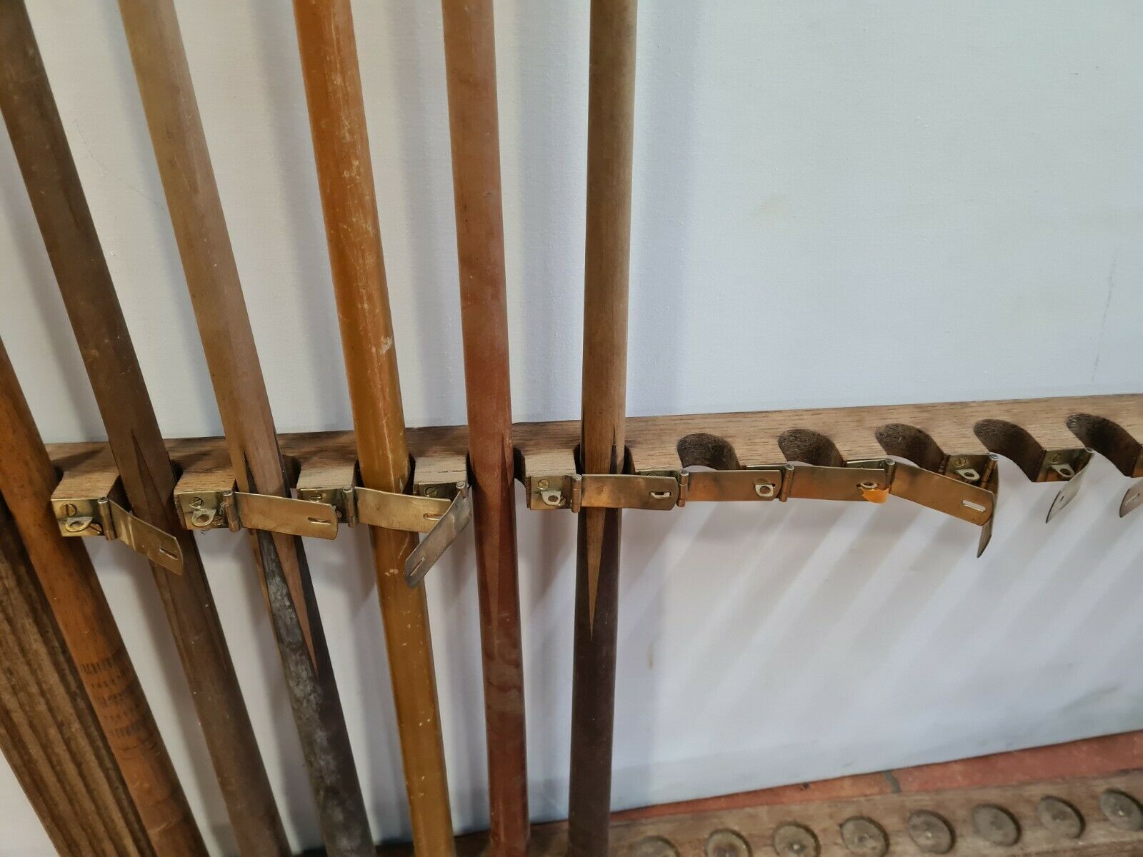 Wooden billiard tail holder