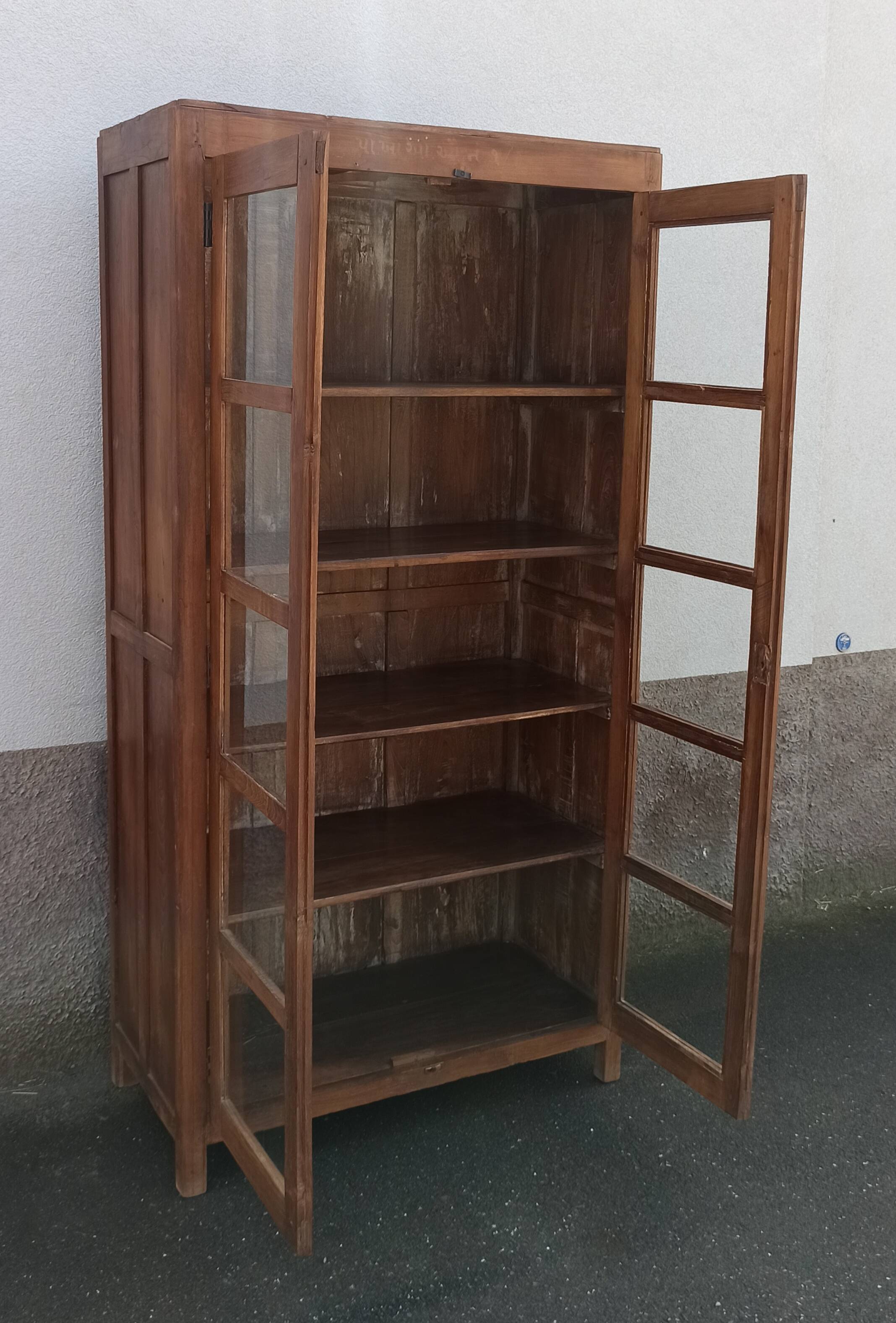 Armoire vitrée en bois