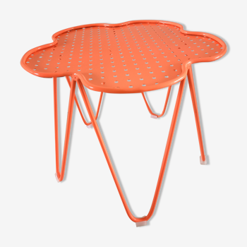 Table basse India Mahdavi pour Monoprix perforée rose orangé corail