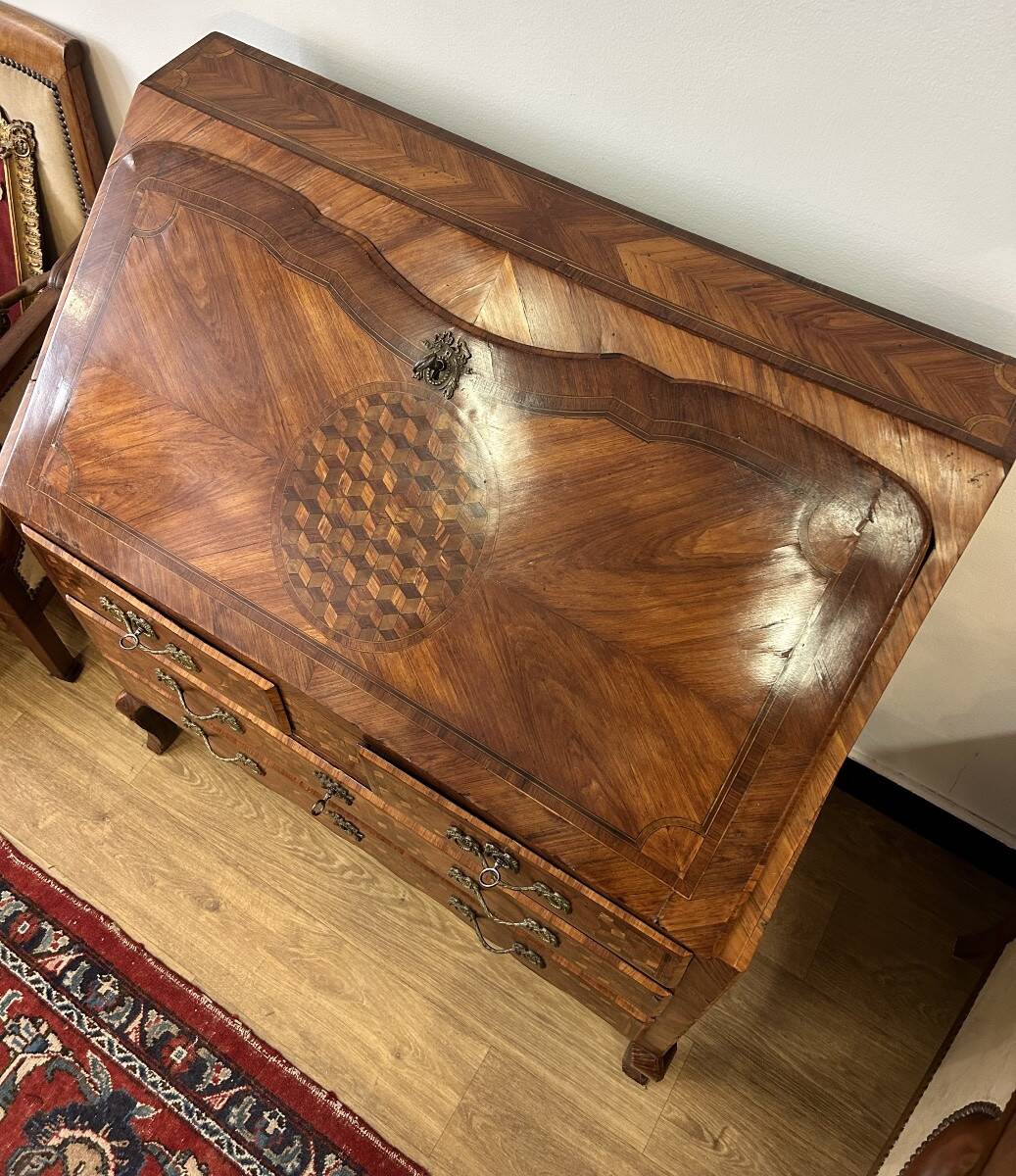 Secretary in rosewood marquetry, transition between Louis XV and Louis XVI.