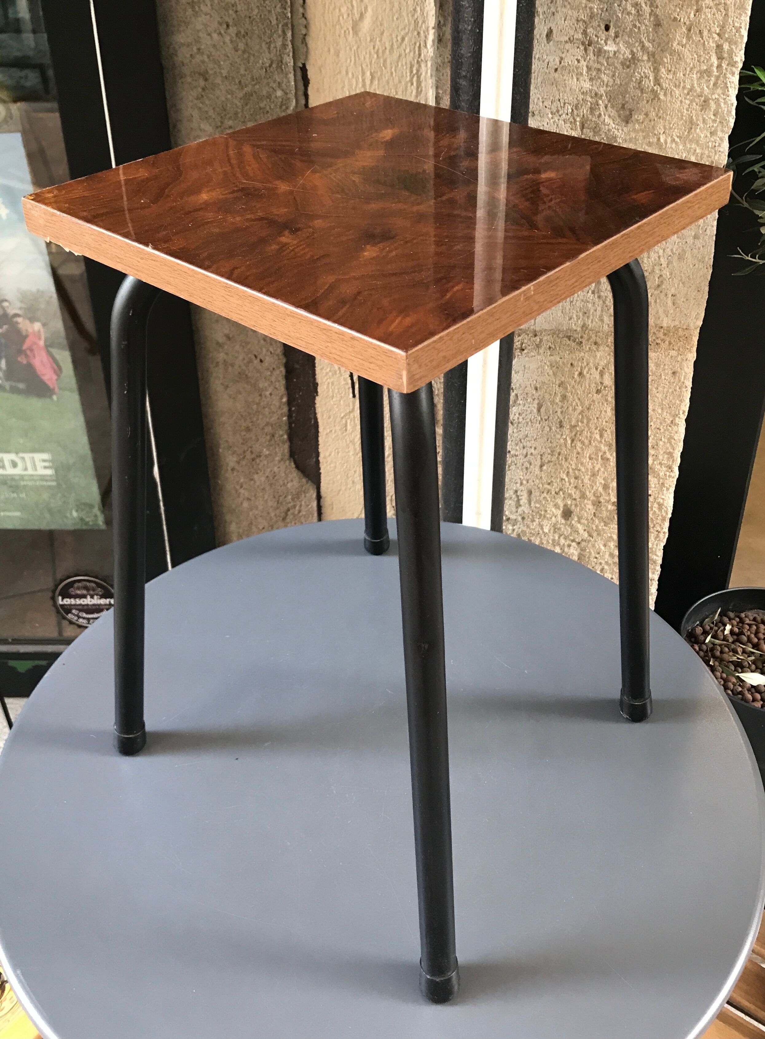 Tabouret vintage assise Formica faux bois