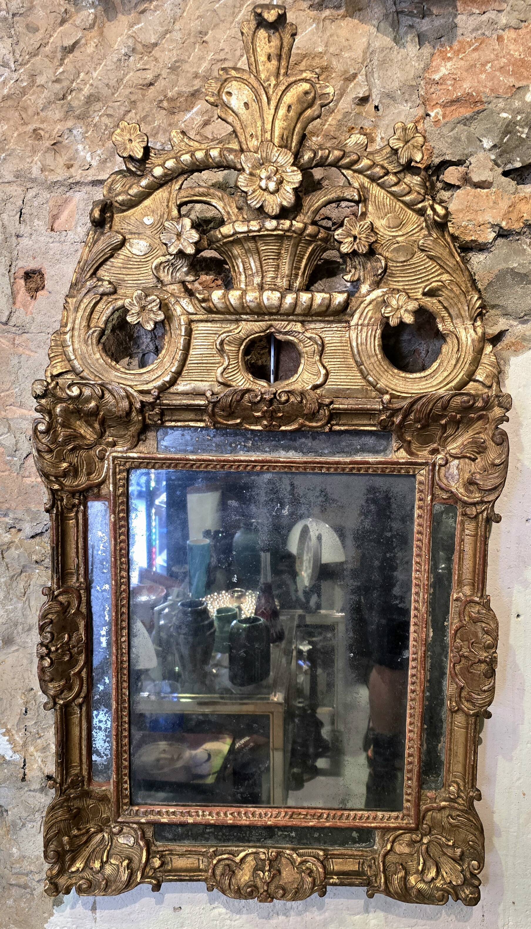Regency period mirror with a carved and gilded wooden pediment – 18th century