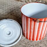 Enamel bucket with lid