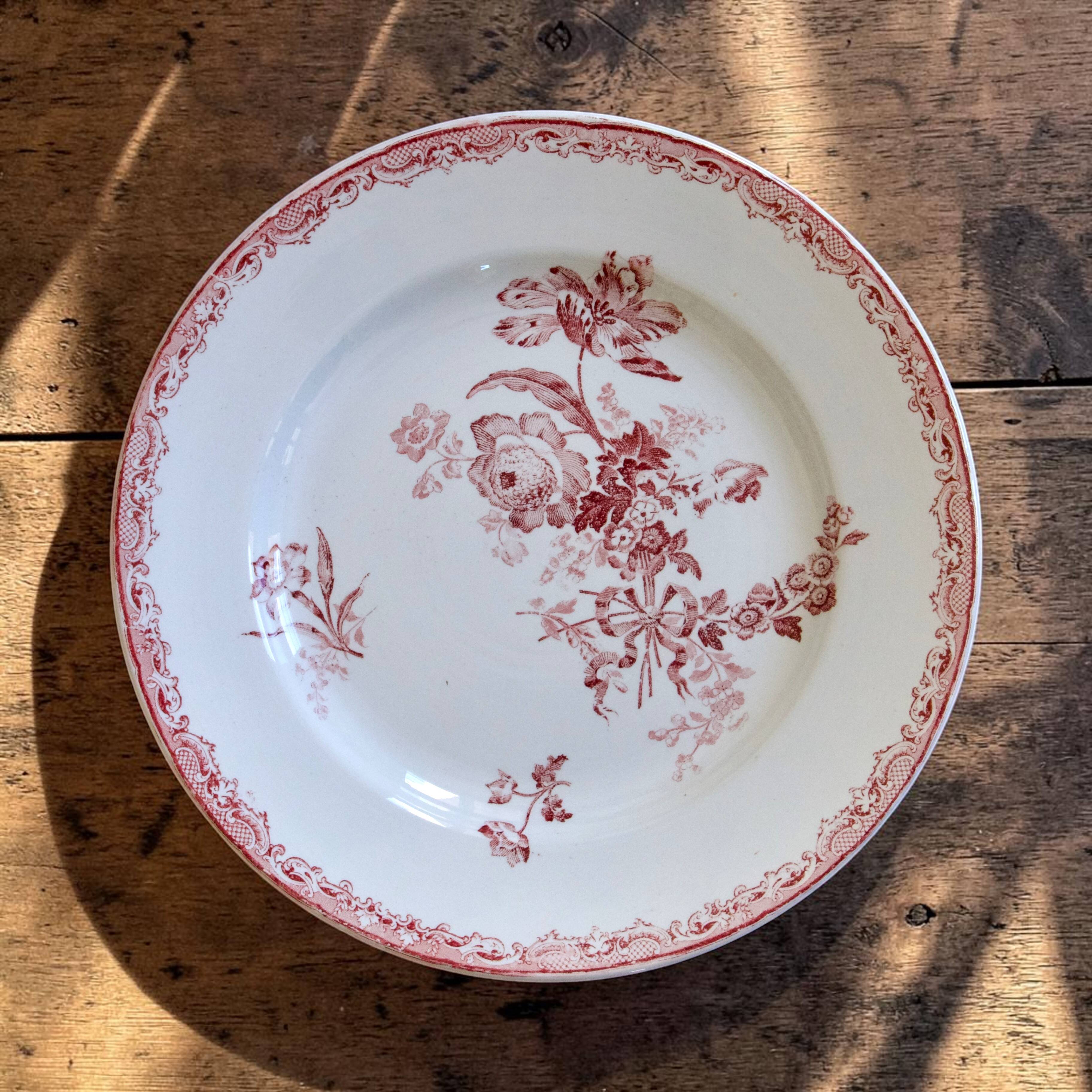 Round antique plate made of pink ironstone, signed Sarreguemines, Fontanges collection.