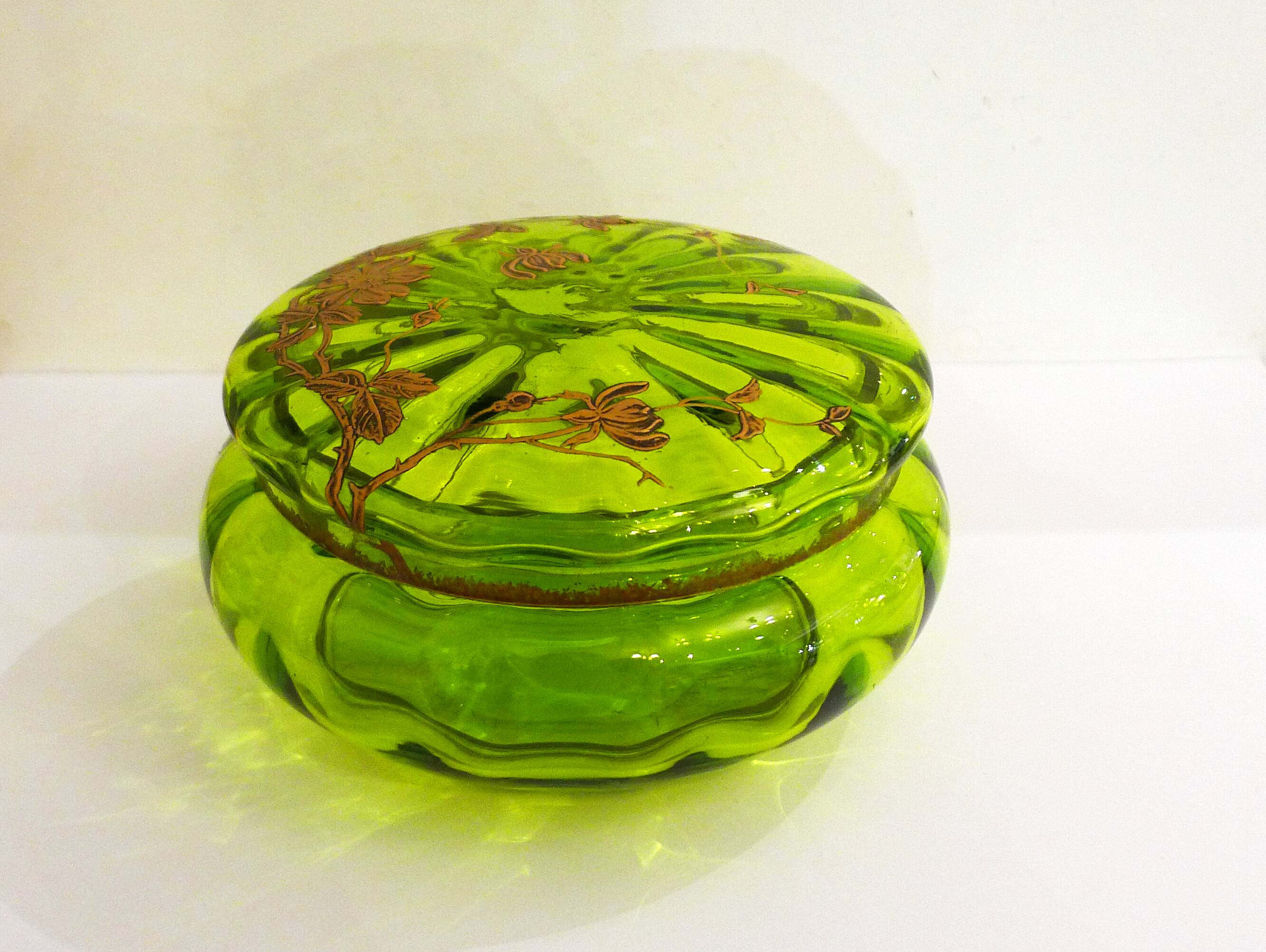Bonbonnière ancienne en verre vert et fleurs dorées