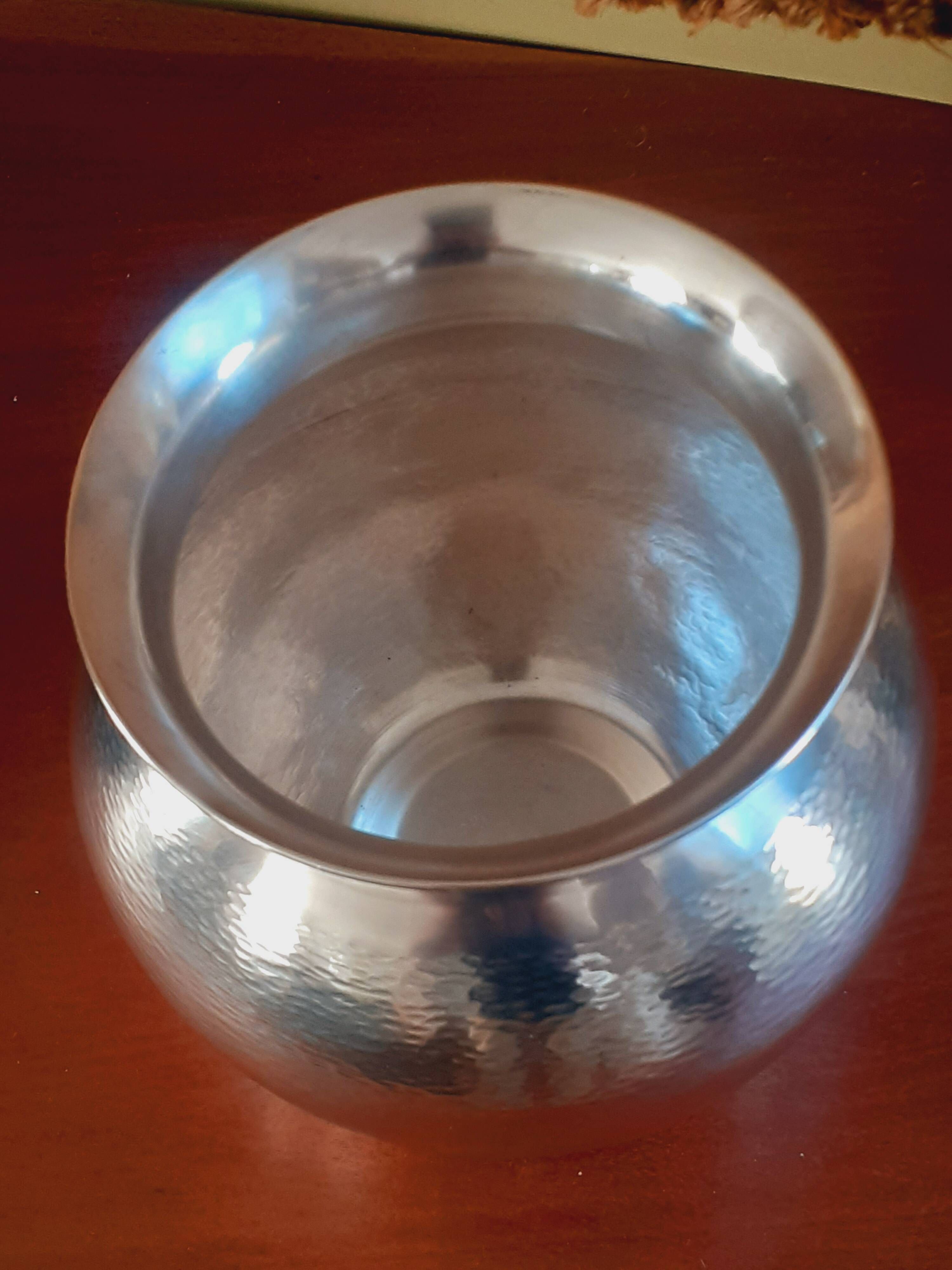 Vase boule style Art Déco en argent massif martelé
