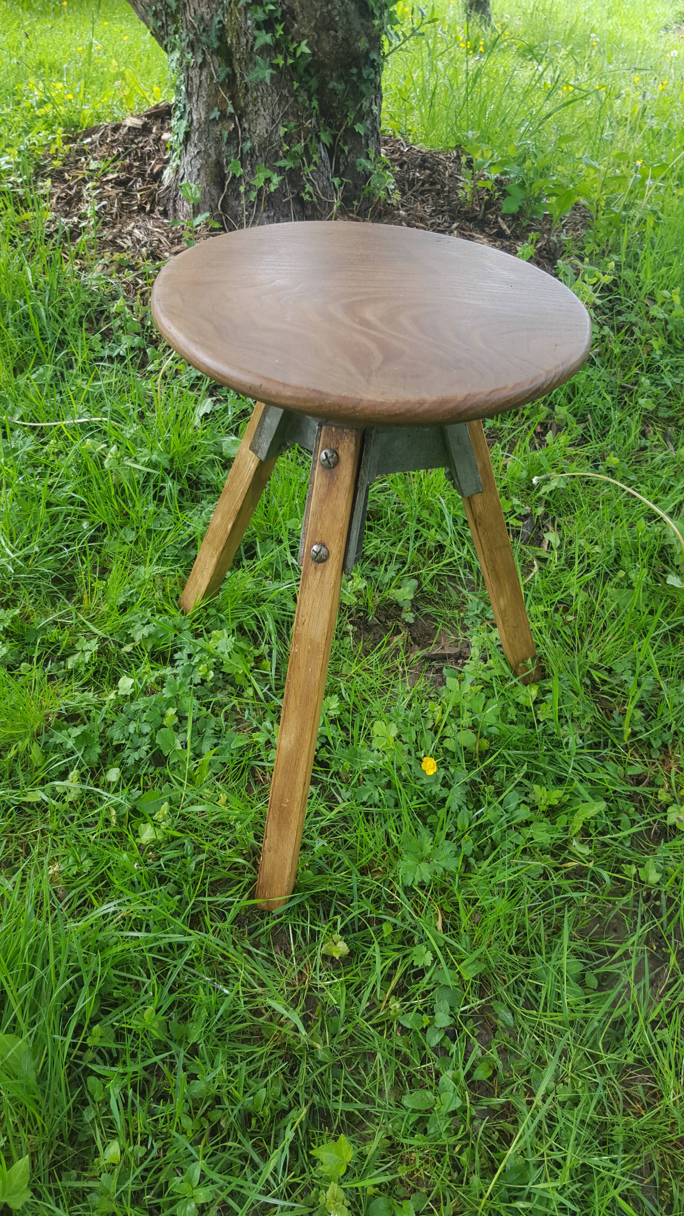 Screw workshop tripod