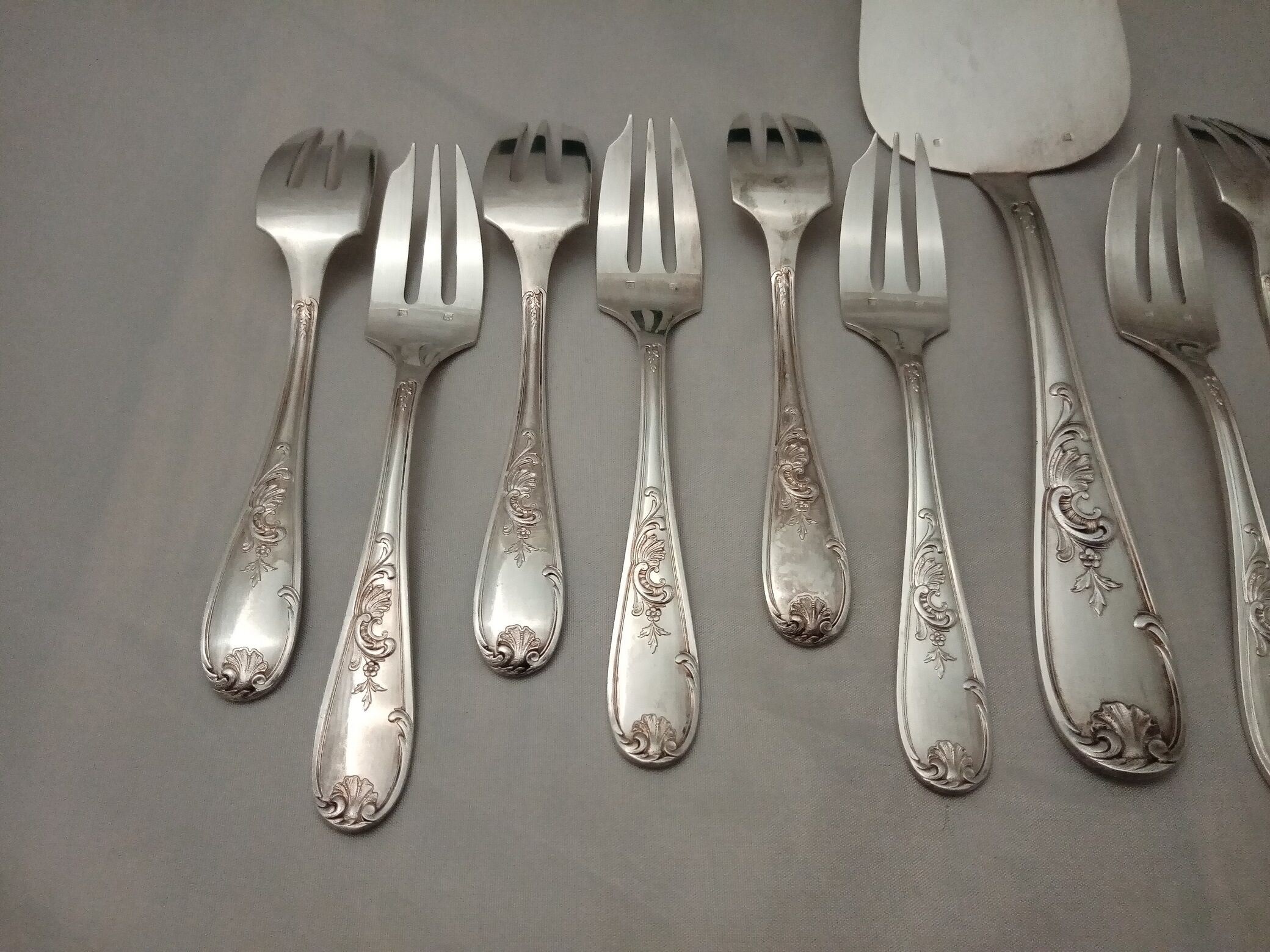 Silver metal dessert fork box with Rocaille-shell pie shovel