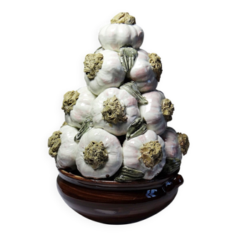 Vintage trompe-l’œil garlic pyramid in glazed ceramic from Manises, Spain.