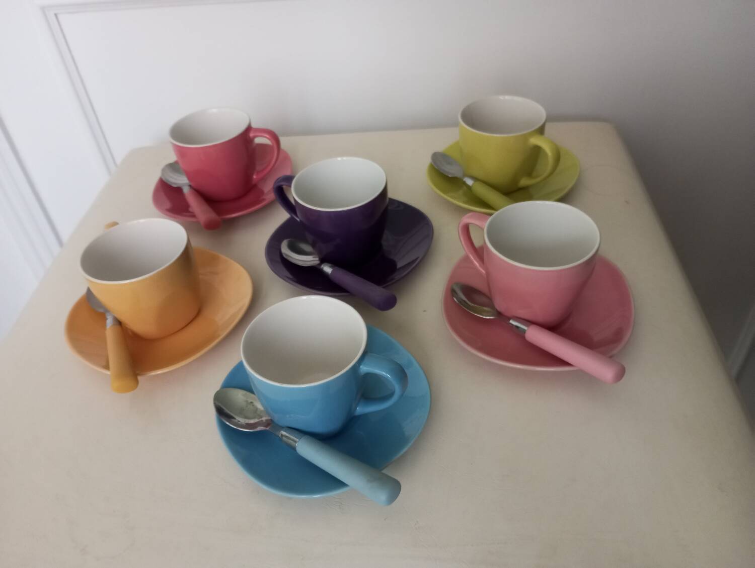6 colorful coffee cups