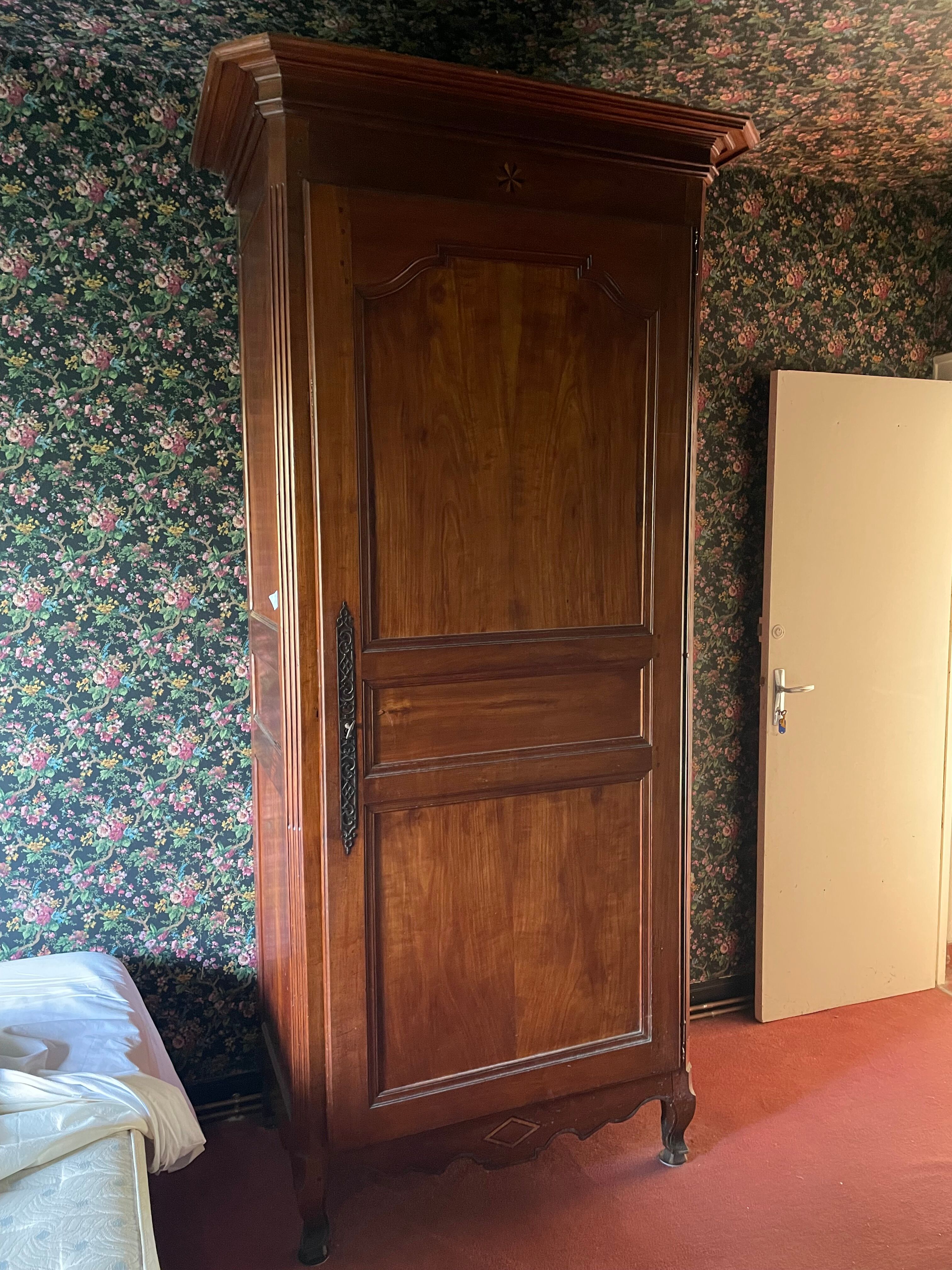 Bonnetière Louis XV in cherry tree