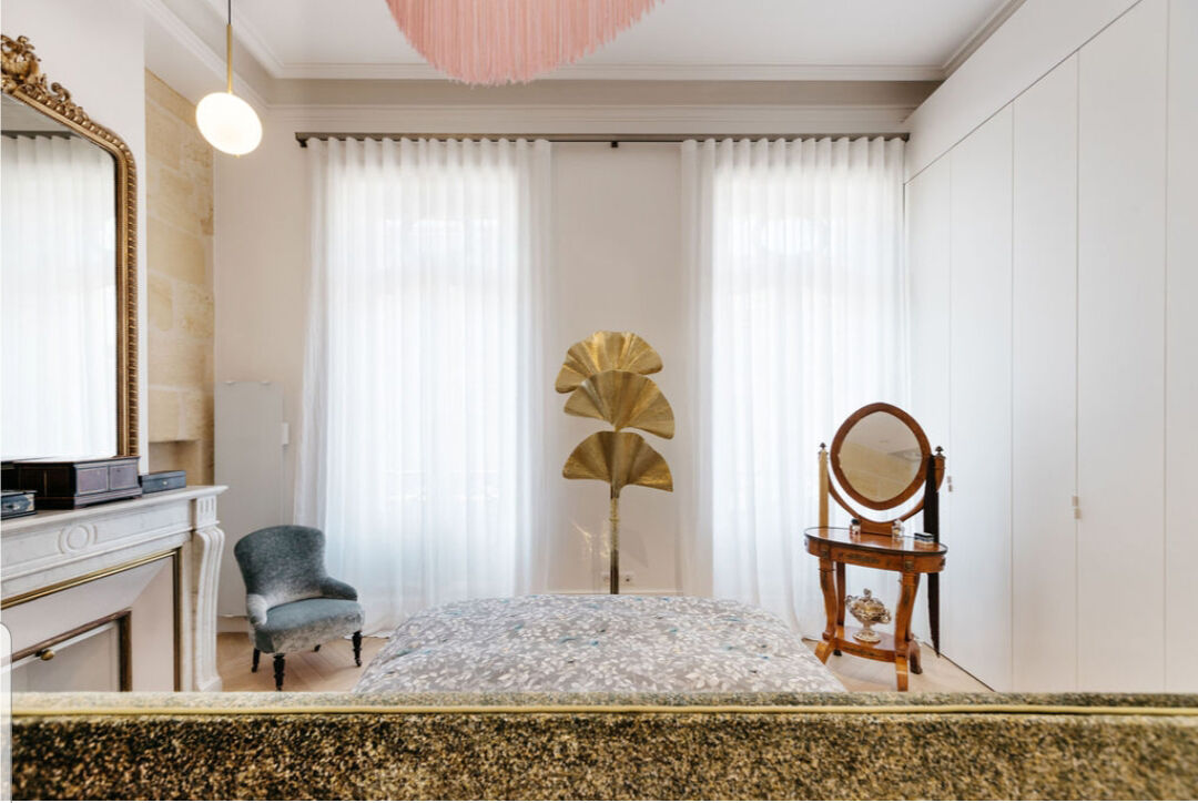 Wooden hairdresser with Empire-style tilting mirror