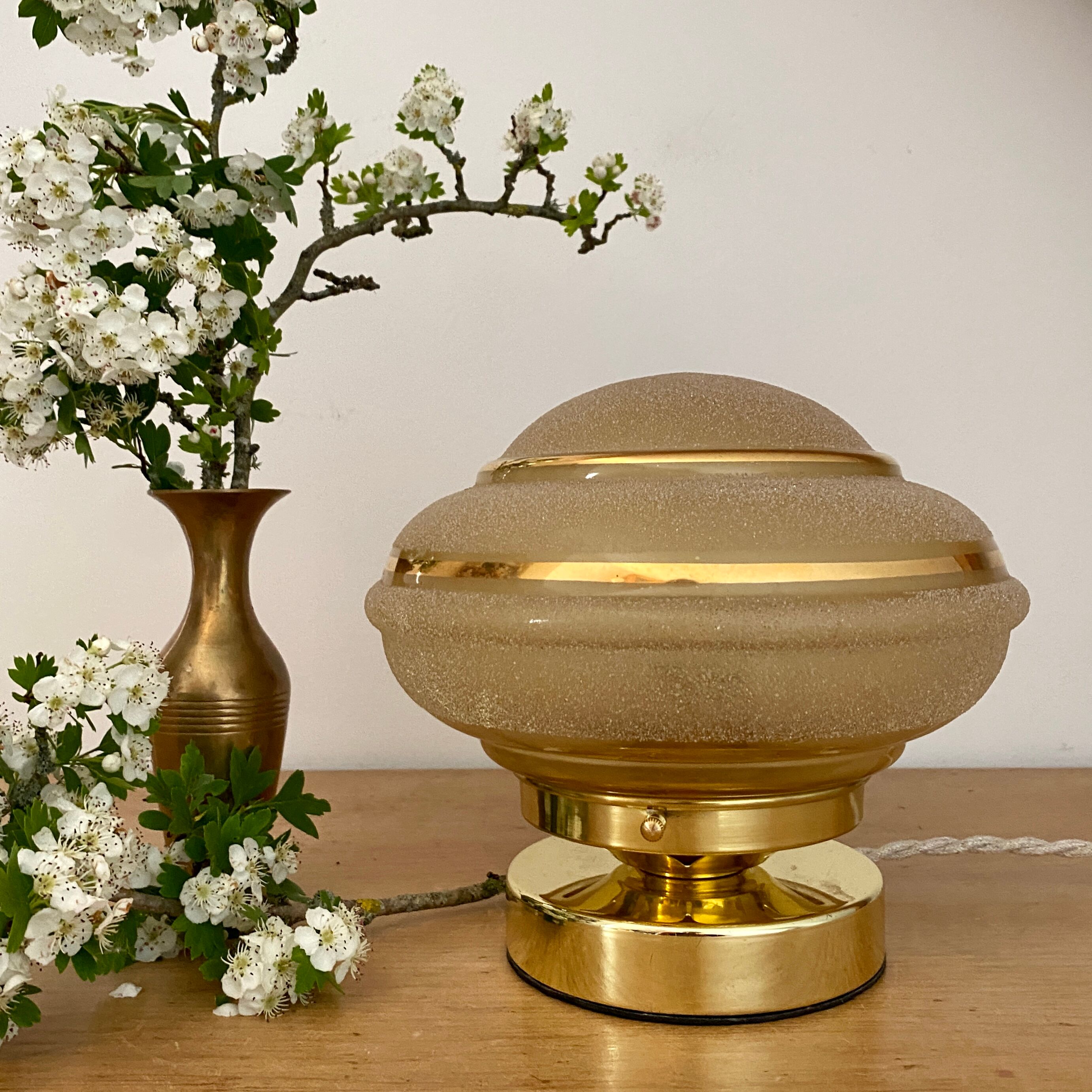 Lampe à poser globe vintage art déco en verre jaune et doré