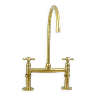 Antique brass bridge faucet – classic for your bathroom