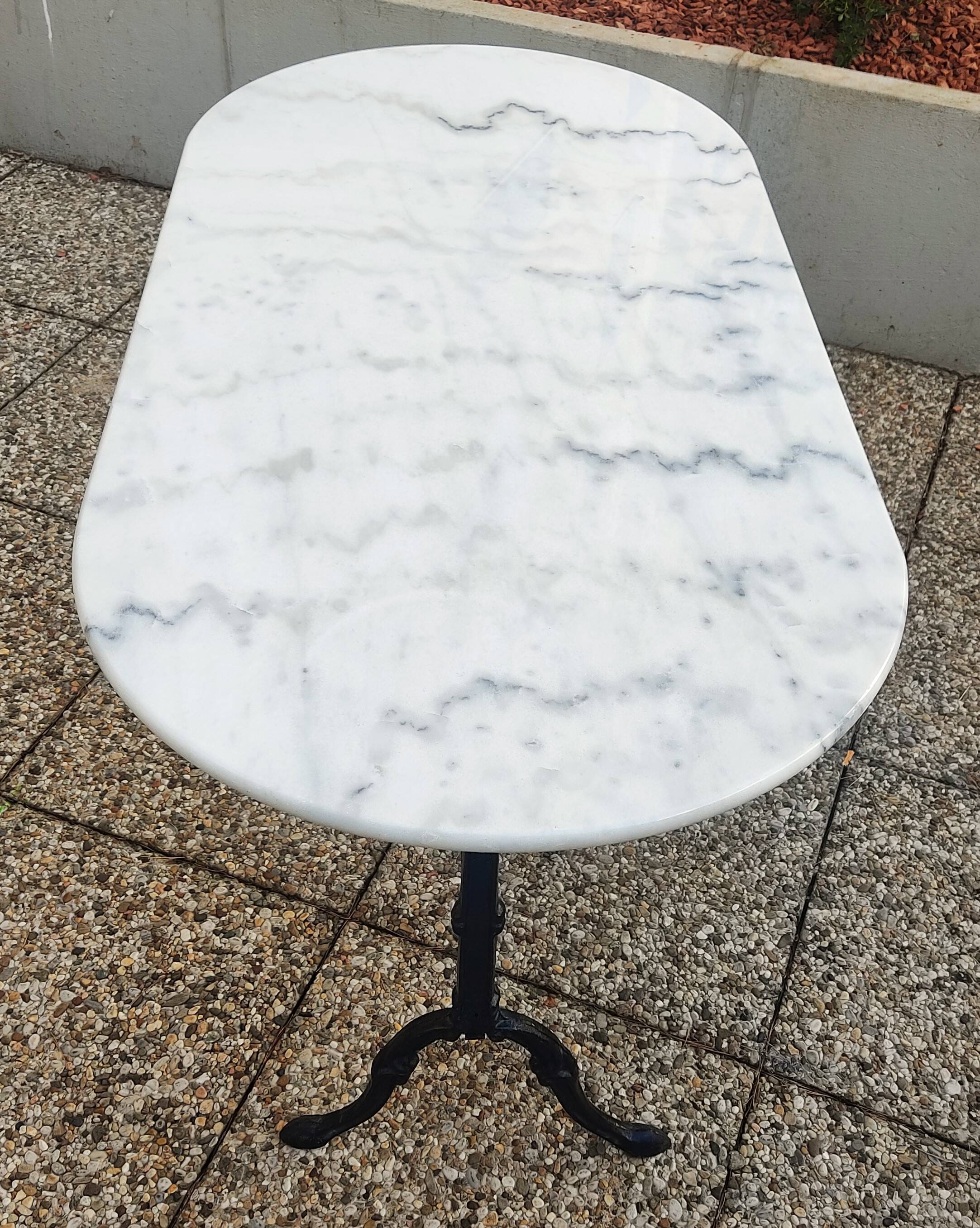 Table en marbre ovale blanche et noire, piètement fer forgé