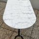 Table en marbre ovale blanche et noire, piètement fer forgé