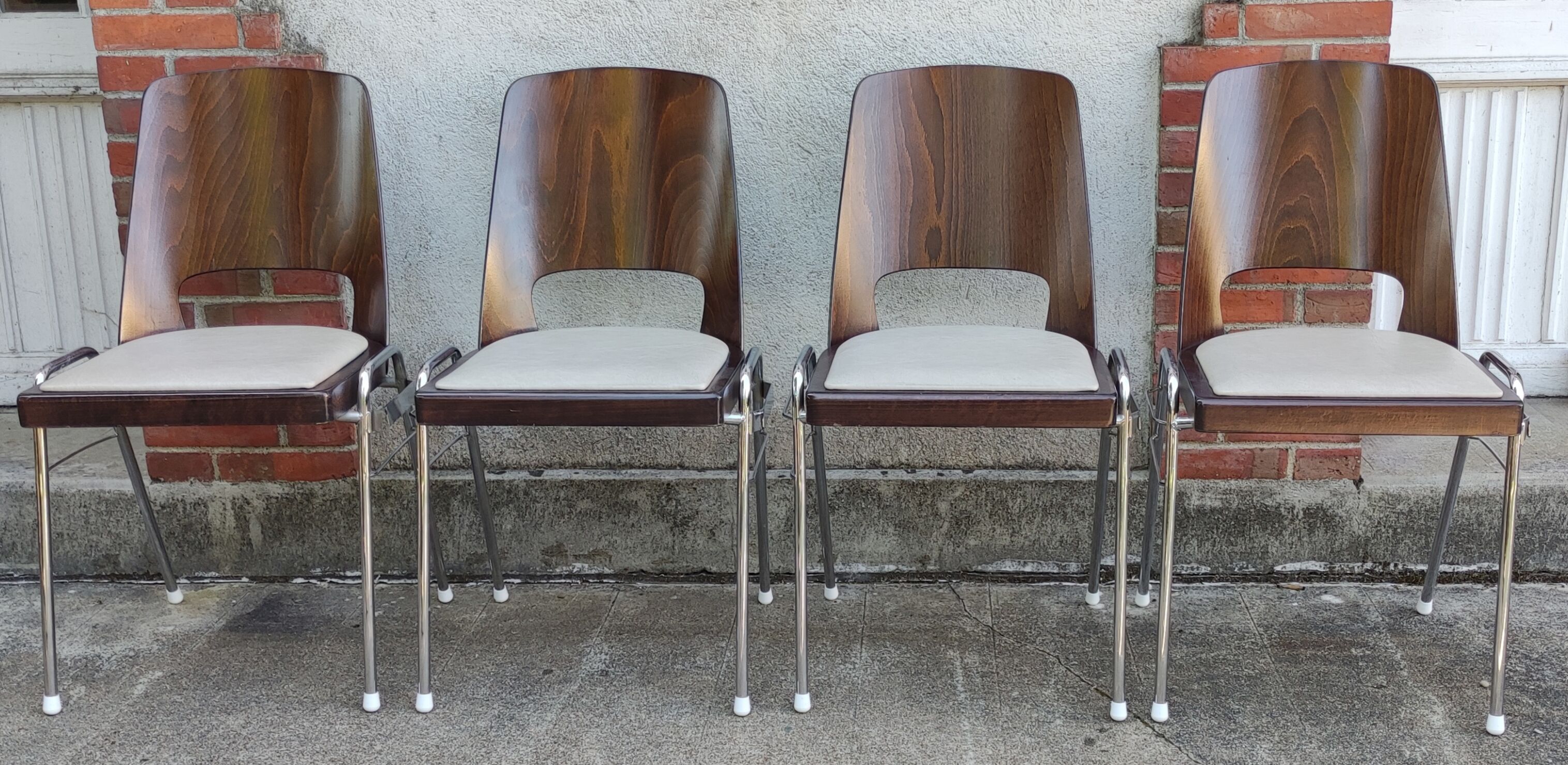 Series of 6 stackable chairs Baumann model Manhattan