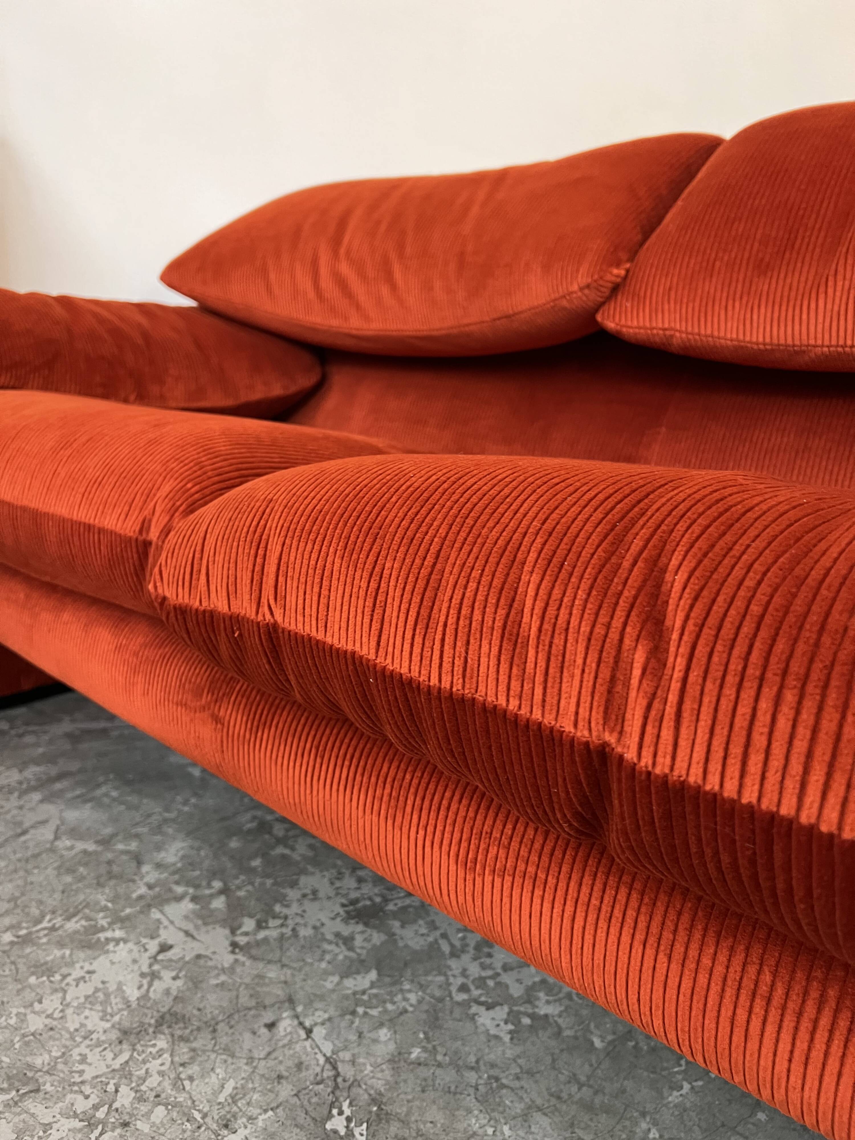 Maralunga 2-seater sofa by Vico Magistretti for Cassina Italy 1973
