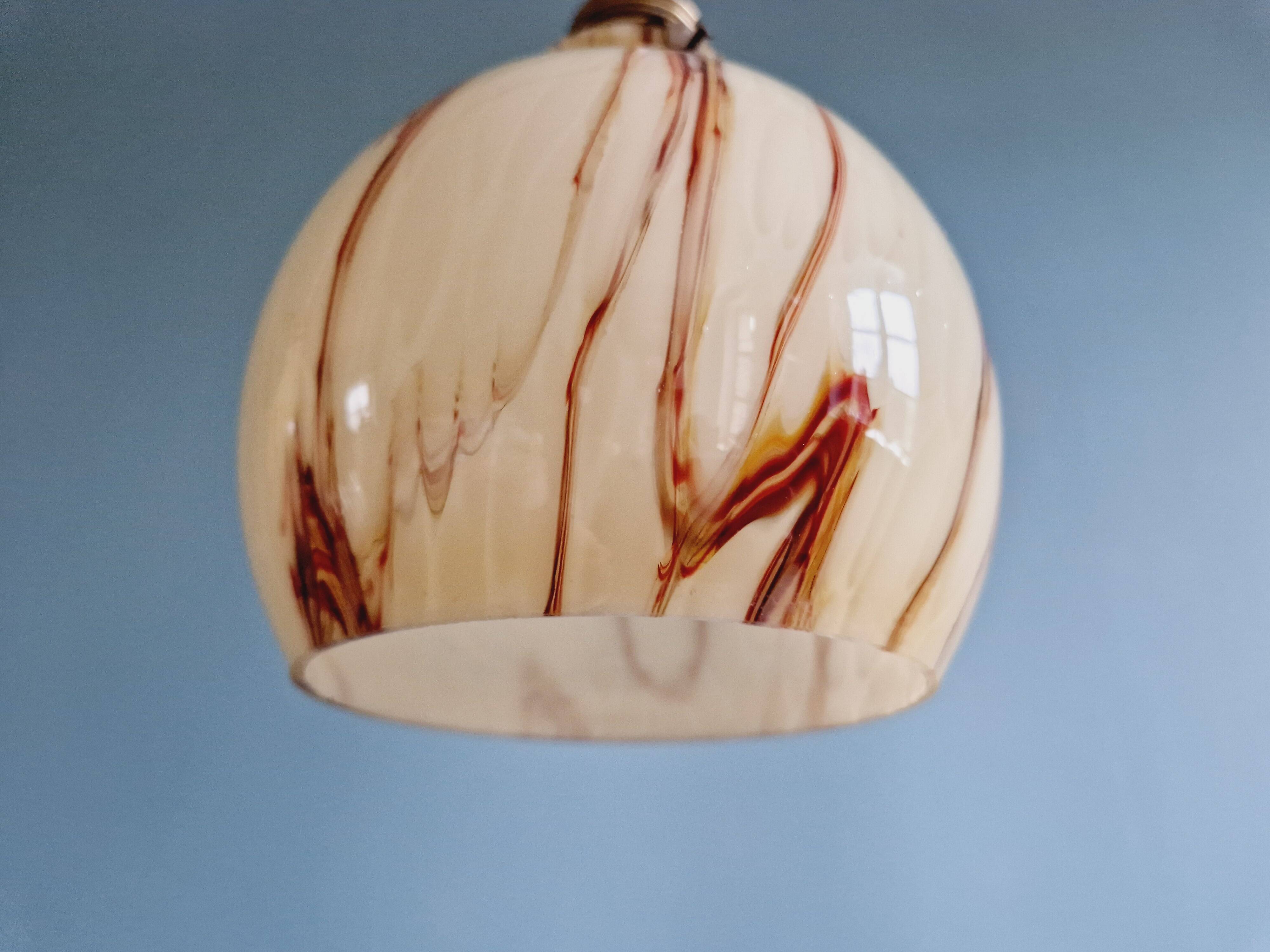 Duo de suspensions Art Déco en opaline marbrée, années 1920-30