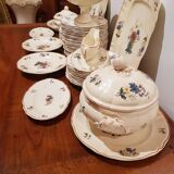Earthenware tableware service.