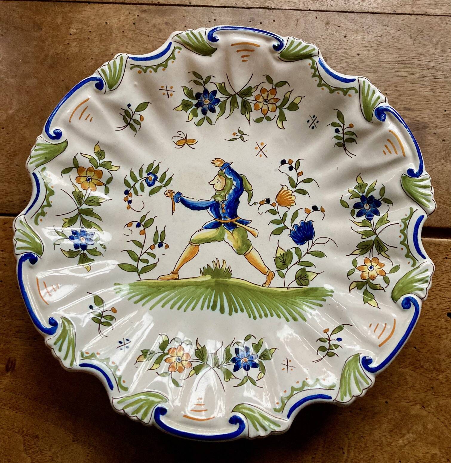 Assiette ancienne en faïence de Moutiers
