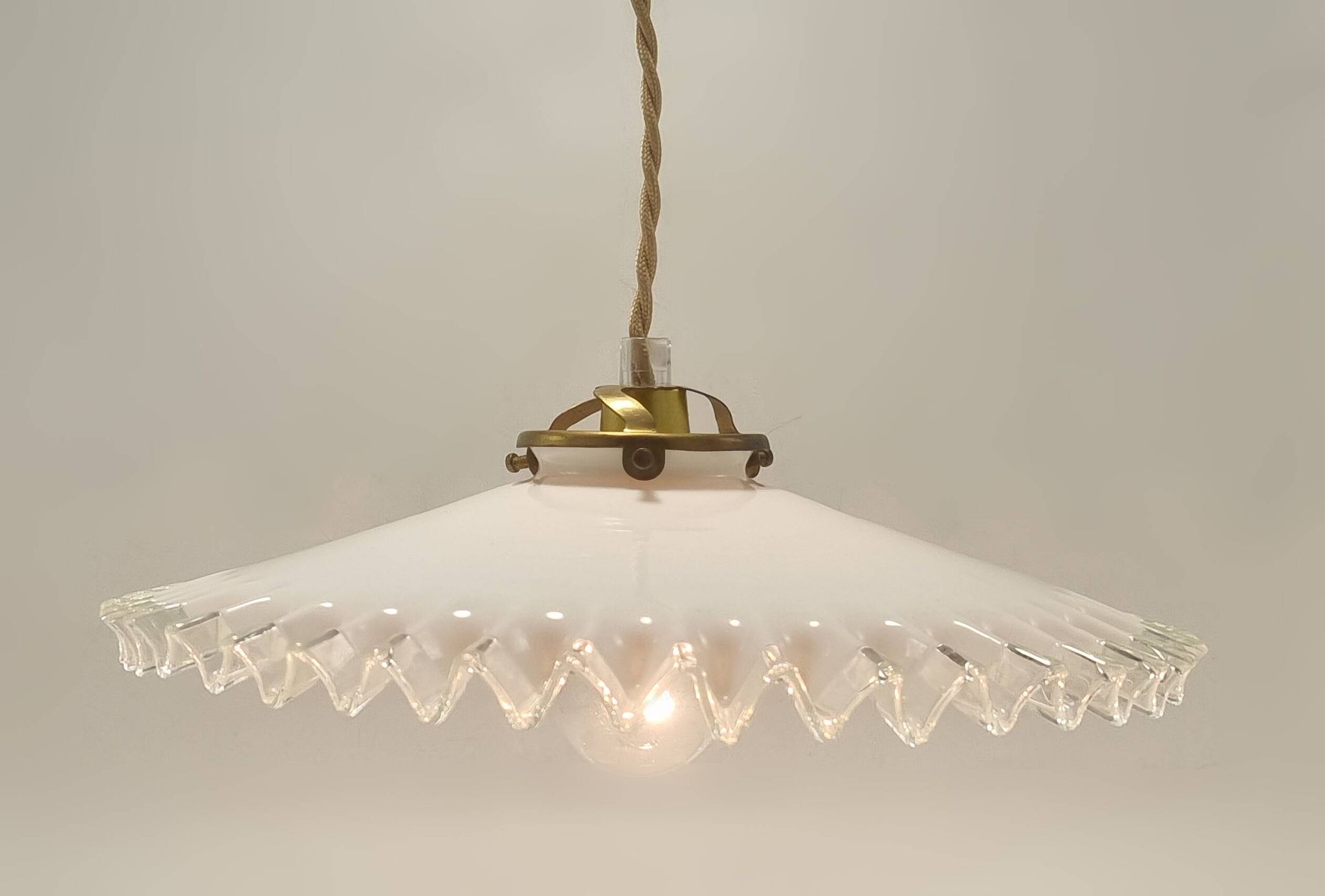 Suspension en opaline