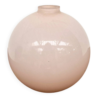Vase boule en opaline rose ancienne