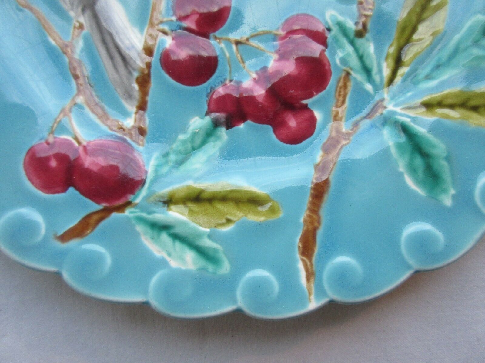 Assiette barbotine de Sarreguemines oiseaux picorant des cerises