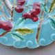 Assiette barbotine de Sarreguemines oiseaux picorant des cerises