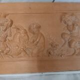 Bas relief, dessus de porte, terre cuite, enfants et faunes vendangeurs