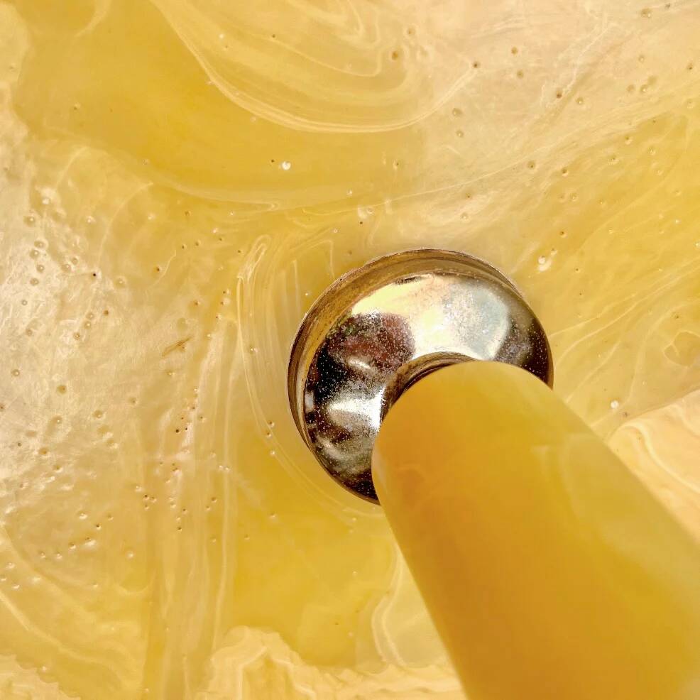 Ancienne table d’appoint en résine effet marbre jaune et métal patiné années 70