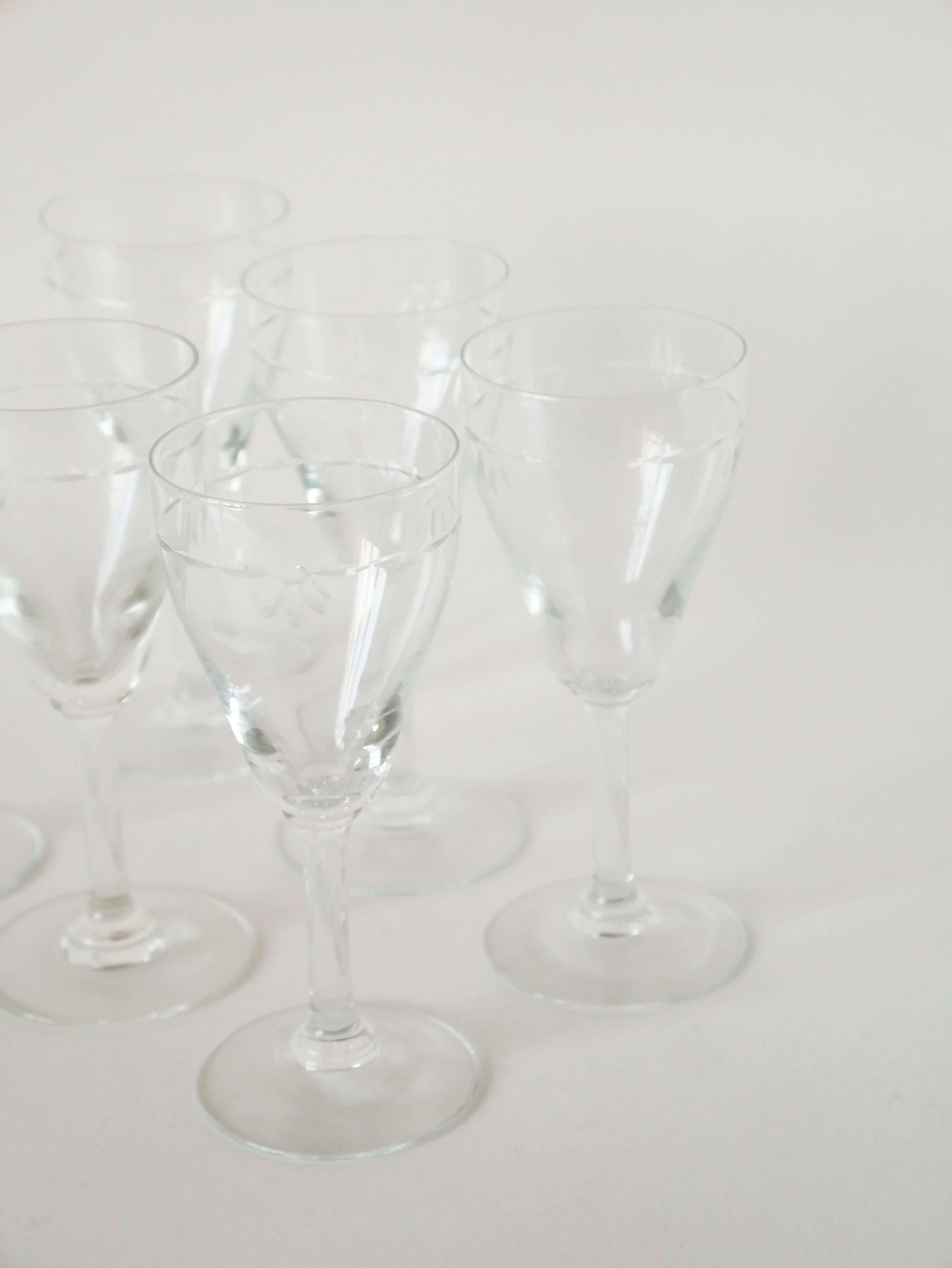 Set of 6 engraved crystal wine glasses, 1950.