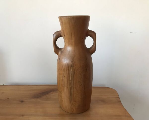 Vase pique-fleurs en bois d'olivier.