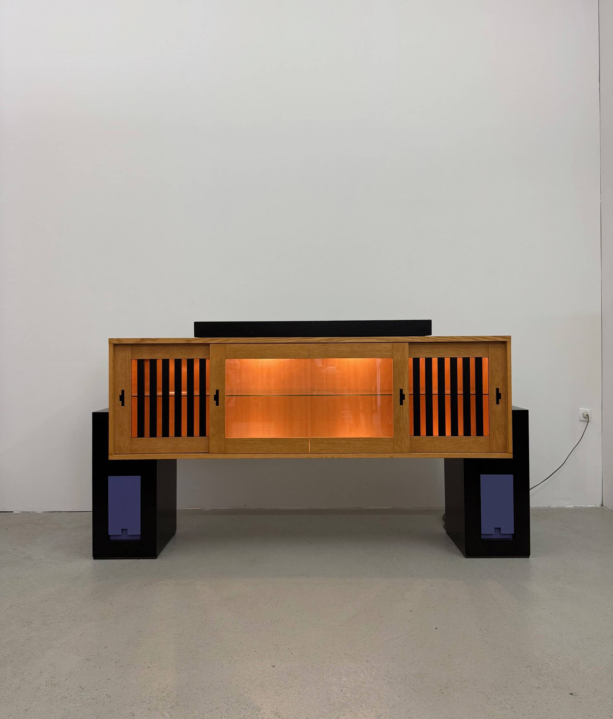 Buffet en bois postmoderne rétro éclairé, Japon, années 1980