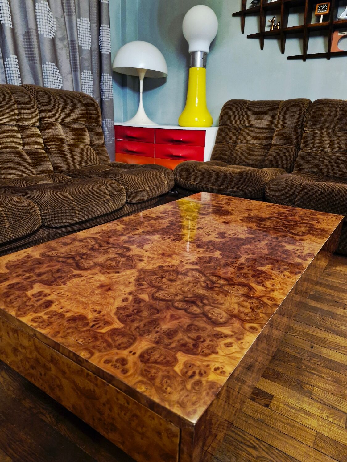 Italian design coffee table in burl wood by Roche Bobois, 1970s.