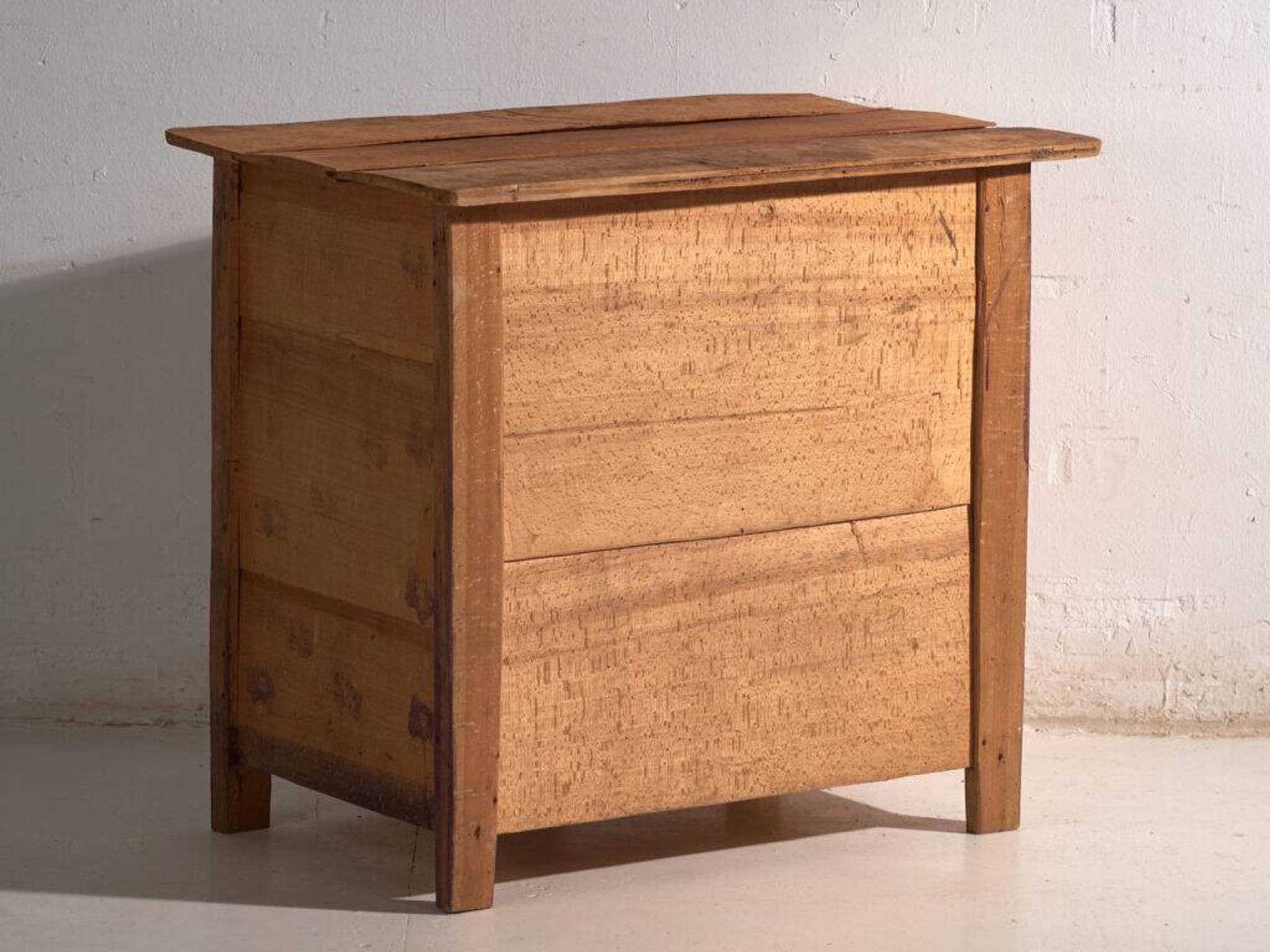 Meuble bas ancien en bois de pin – Europe centrale, vers 1870
