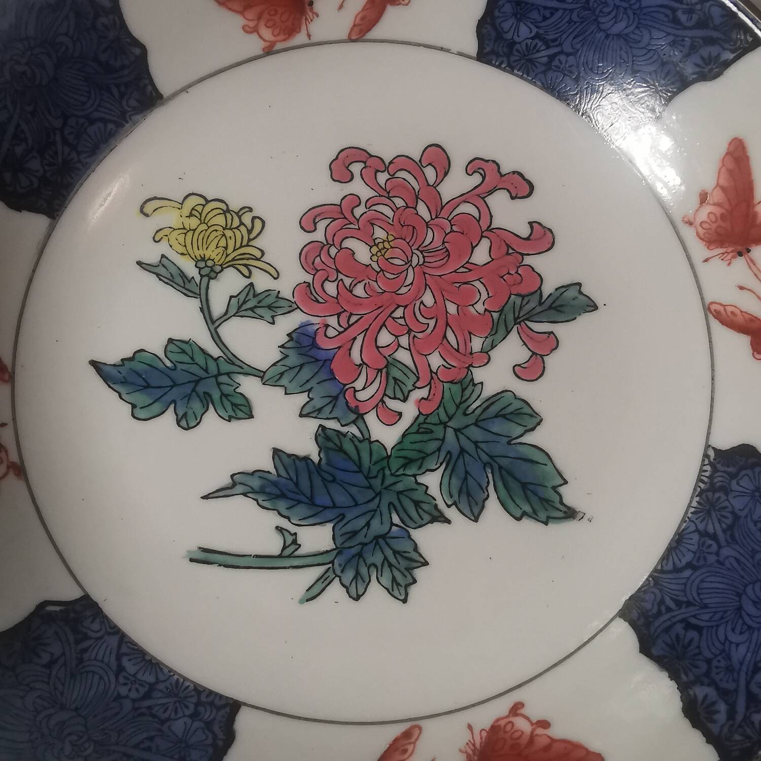 Three decorative plates in Chinese porcelain and brass from the 1960s. signed