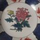 Trois assiettes décoratives en porcelaine chinoise et laiton années 1960. signées