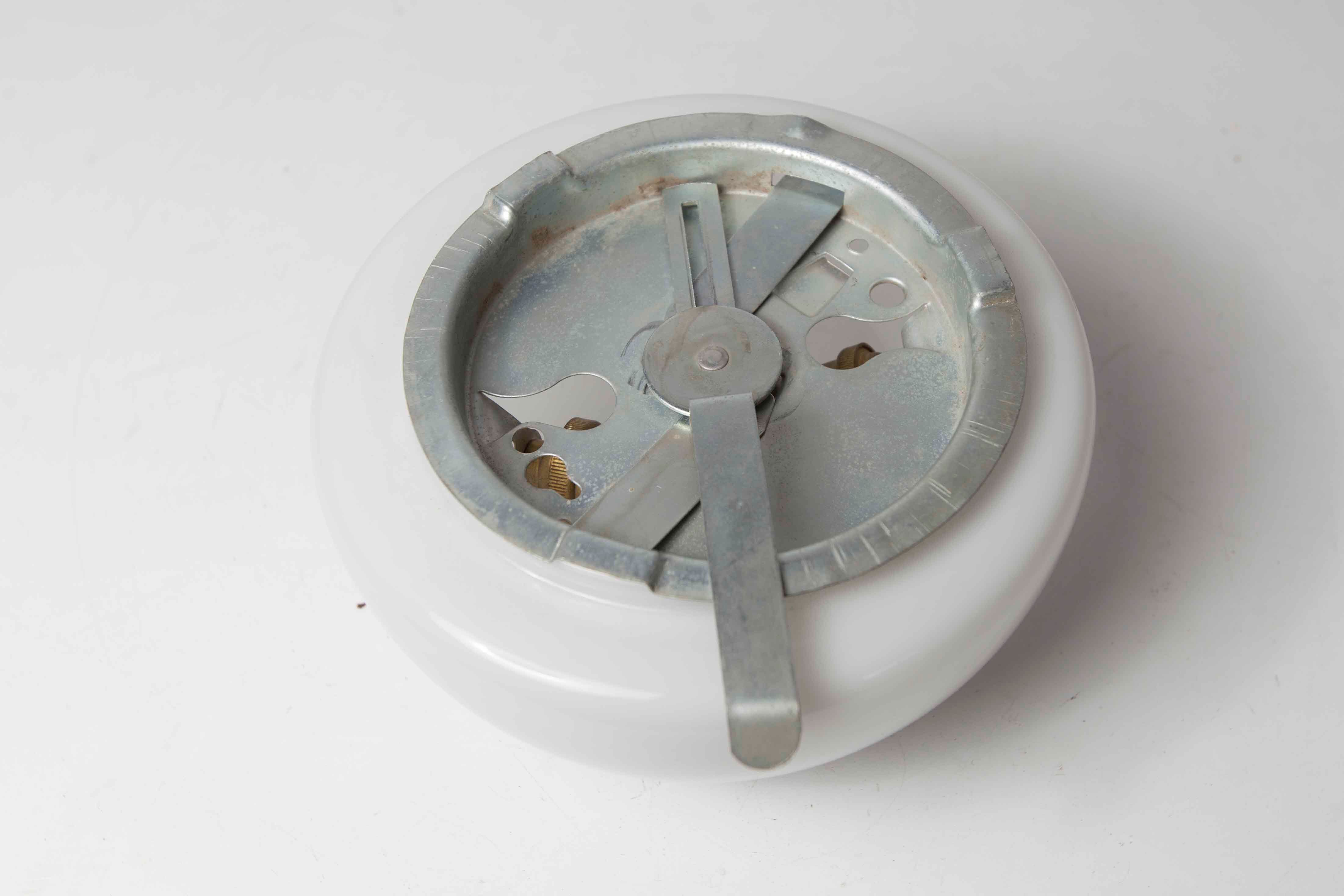 Celling in white opaline