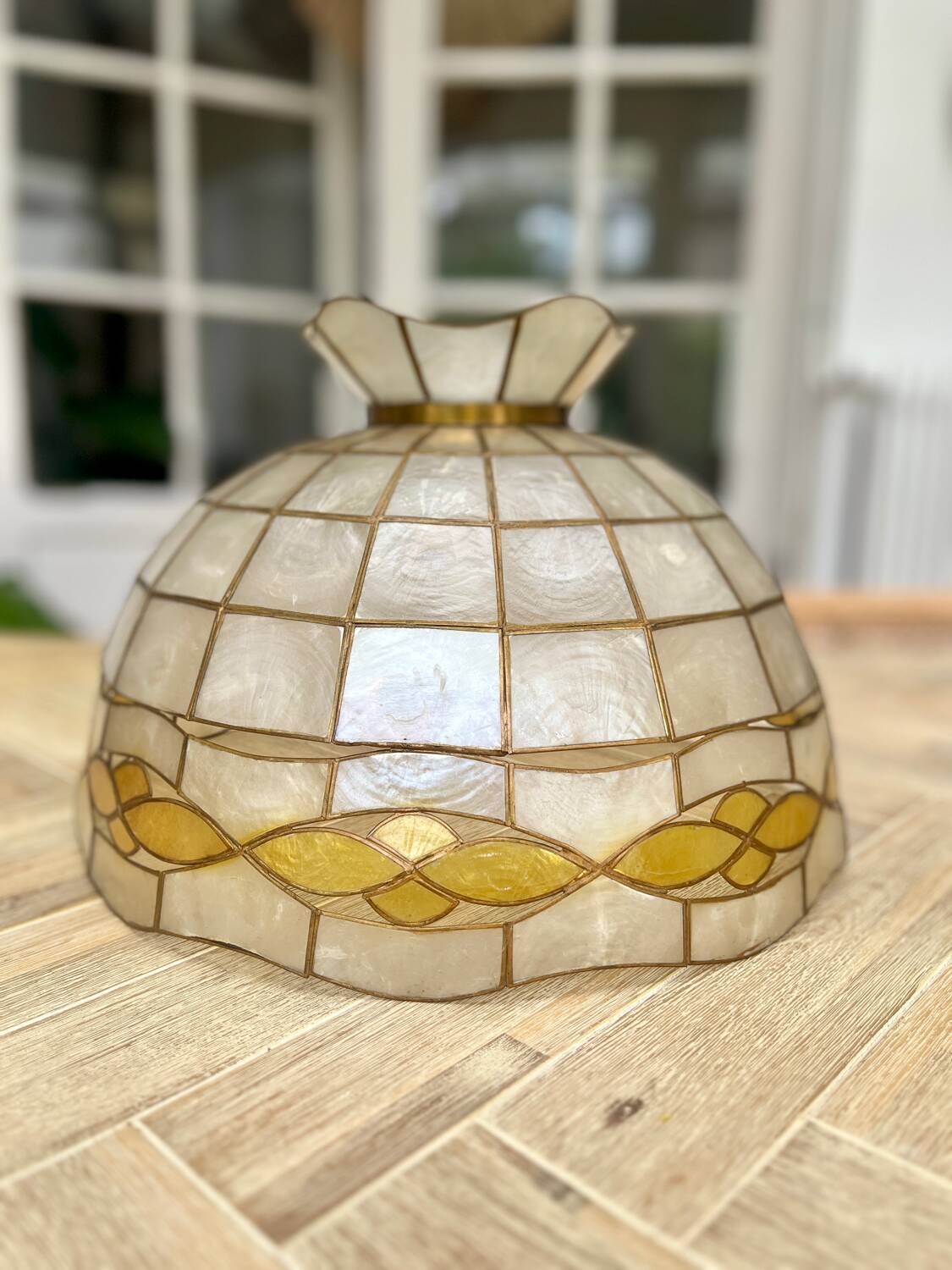 Mimosa mother-of-pearl pendant light